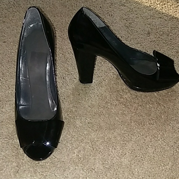 STUART WEITZMAN - Picture 1 of 5